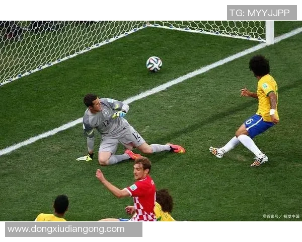 足球巨星互动揭秘 球场内外的精彩瞬间与幕后故事