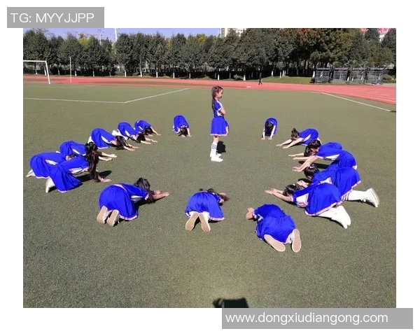 球星携萌娃亮相足球场萌态可掬展现父爱与运动激情